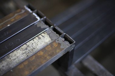 Öğütülen metal profilleri.