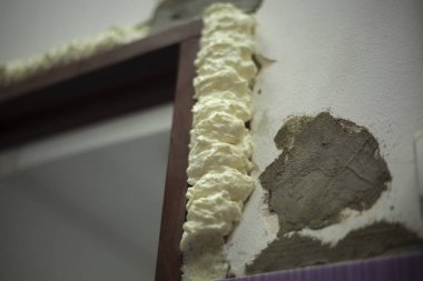 Apartmanda tamirat var. Duvar ve kapı dekorasyonu.