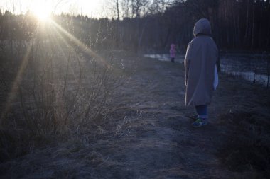 Bir kız bir çocukla yürüyor..