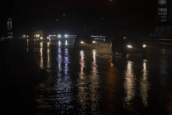 Arabalar gece yolda.. — Stok fotoğraf