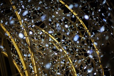 Çelenkler karanlıkta parlıyor.