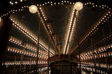 Çelenkler karanlıkta parlıyor.