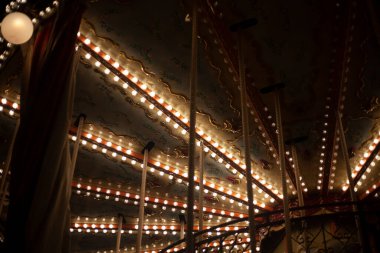 Çelenkler karanlıkta parlıyor.