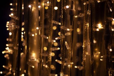 Çelenkler karanlıkta parlıyor.