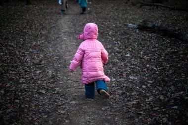 Kız yol boyunca koşar