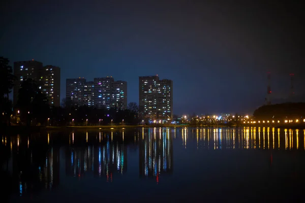 Τα φώτα της πόλης αντανακλώνται στο νερό. — Φωτογραφία Αρχείου