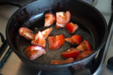 Domatesler tavada kızarır..