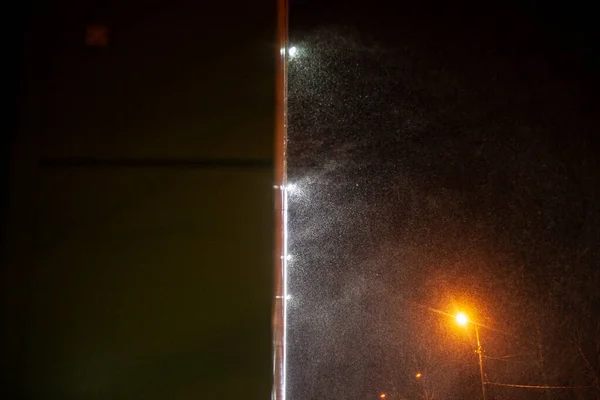 風に乗って雪が舞う — ストック写真