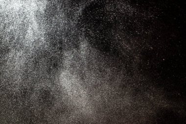 Rüzgarda uçuşan kar