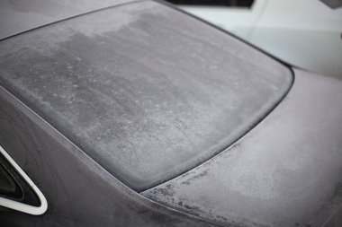 Araba otoparkta buzlanmış.