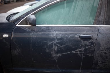 Araba otoparkta buzlanmış.