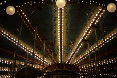 Çelenkler karanlıkta parlıyor.