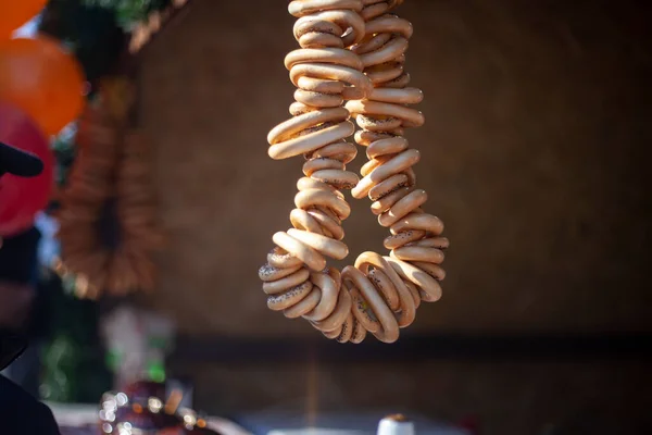 Balanço de bagels em uma corda . — Fotografia de Stock