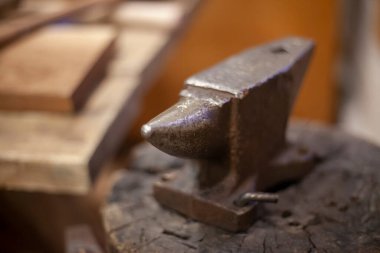 Ahşap bir arka planda örs.