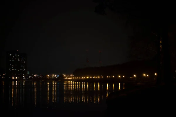 City lights are reflected in the water. — Stock Photo, Image