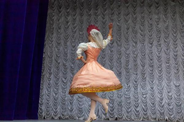 Kız sahnede dans ediyor. — Stok fotoğraf
