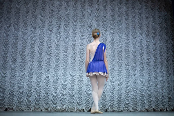 Chica bailando en el escenario —  Fotos de Stock