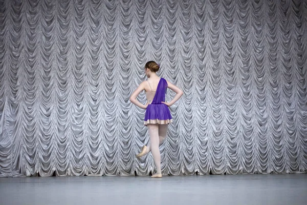Chica bailando en el escenario —  Fotos de Stock