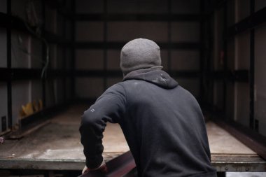 Yükleyiciler arabaya metal yüklüyor..