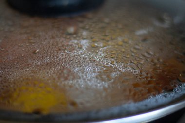 Tavada yumurta pişirmek.