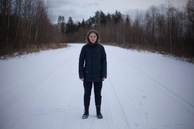 Bir kız yolda duruyor..