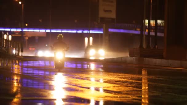 Deszcz na drodze miasto noc — Wideo stockowe