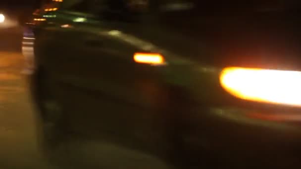 夜晚的城市道路上雨 — 图库视频影像