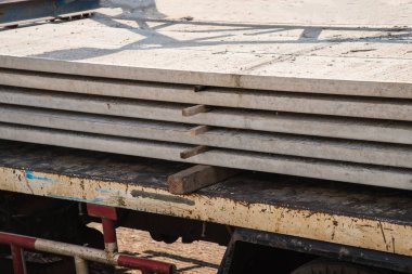 Çimento zemin inşaat sitedeki yerleştirerek işçi