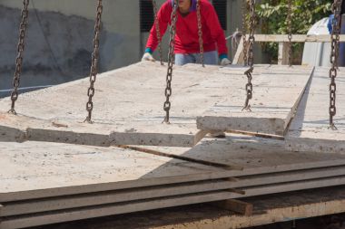 Çimento zemin inşaat sitedeki yerleştirerek işçi