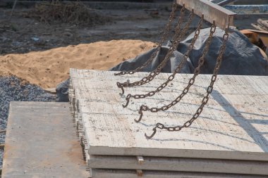 Çimento zemin inşaat sitedeki yerleştirerek işçi