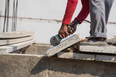 Değirmeni makine kesme concreate kat inşaat sahasında worker Oluşturucu