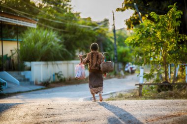 Çiftçi hasat güneş ışığı ile tamamlandıktan sonra eve yürüyerek