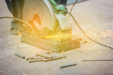 Metal testeresi çelik keserken kıvılcımlar çıkarıyor