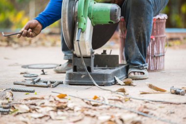 Metal testeresi çelik keserken kıvılcımlar çıkarıyor