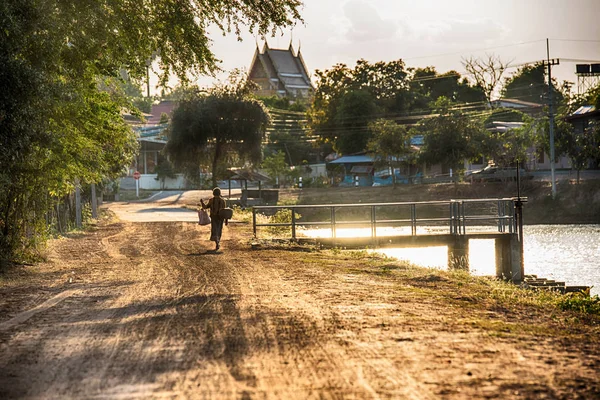 Agricultor caminando a casa después de la cosecha se completa con la luz del sol — Foto de Stock