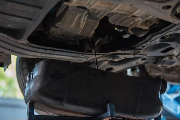 Serwis, mechanik, wlewając olej nowy konserwacji samochodu — Zdjęcie stockowe
