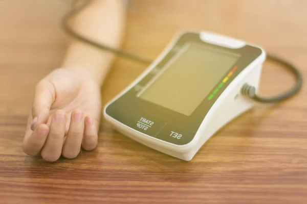 Bloeddruk meten, controleren — Stockfoto