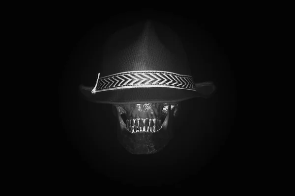 静物頭蓋骨暗いトーン、ハロウィーンのコンセプト — ストック写真