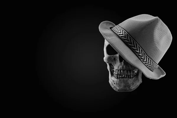 Natureza morta crânio tom escuro, conceito Halloween — Fotografia de Stock