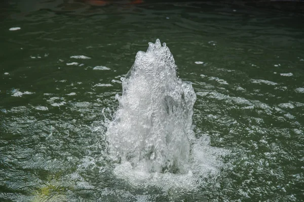 Fontaine à eau dans le parc. — Photo