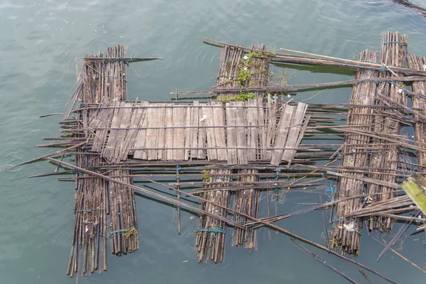 Velha jangada de bambu está flutuando no rio — Fotografia de Stock