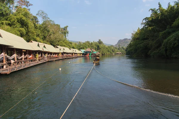 首页筏在 Sagklaburi 景点北碧府，泰国 — 图库照片