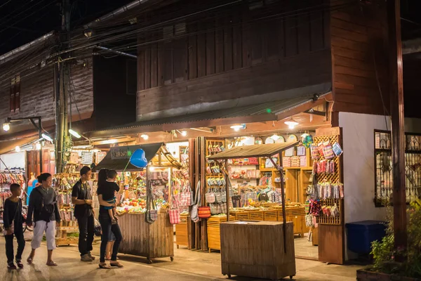 Loei, Thailand - 21 oktober: reizen rond chiang khan Loei houten stijl oud huis gebouw op 21 oktober 2016 in Loei, Thailand — Stockfoto