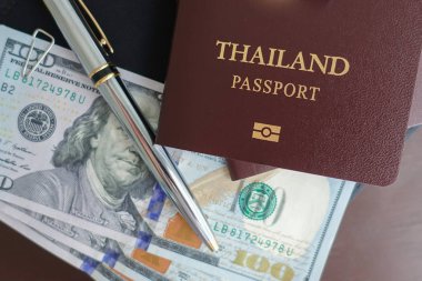 Havaalanında Tayland pasaportu.