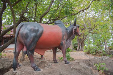 Parkta bir inek heykeli