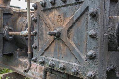Metal fabrikasında endüstriyel eski makine