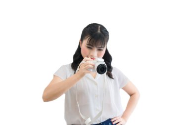 Genç ve gülümseyen bir kadının portresi beyazın üzerinde bir fotoğraf çek.