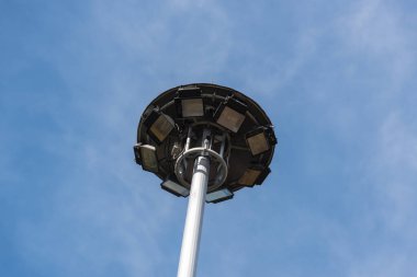 Sahnede mavi gökyüzü arkaplanlı spot ışıkları.