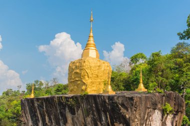 Wat Tham Pha Daen 'deki altın pagoda. Sakon NakhonThailand