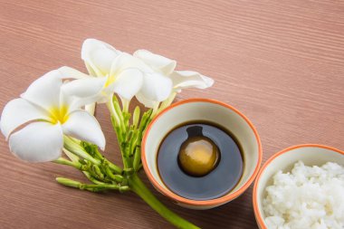 Soya soslu çiğ yumurta, beyaz pirinç, Japon yemeği.